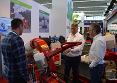 Verhagen Leiden, Oscar Sprenkels in conversation with visitors